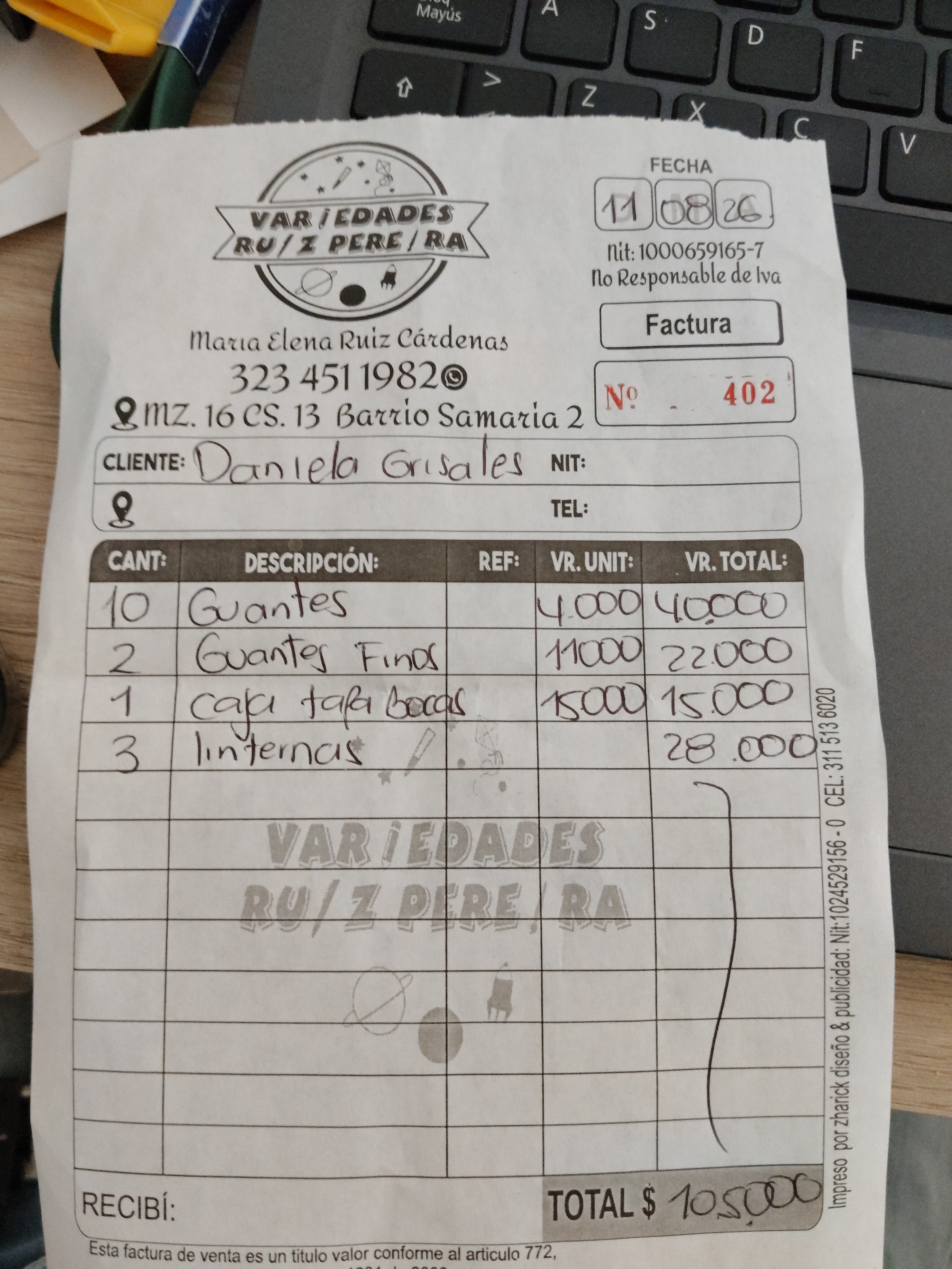Evidencia de 10 pares de guantes 2 guantes finos 1 caja de tapa bocas 3 linternas